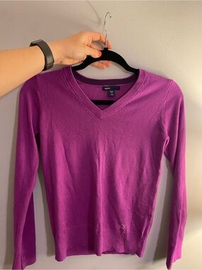 GAP Women's V-Neck Sweater in Bright Magenta